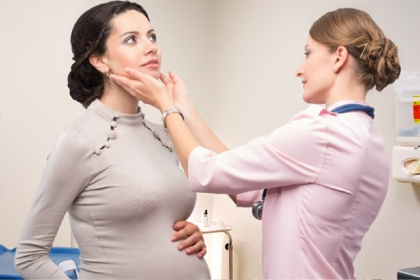 Phụ nữ mang thai nên kiểm tra sức khỏe và nồng độ hormon giáp thường xuyên để phòng ngừa bệnh ở trẻ 